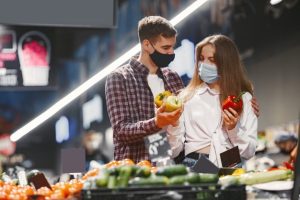 couple-masque-protection-medicale-dans-supermarche