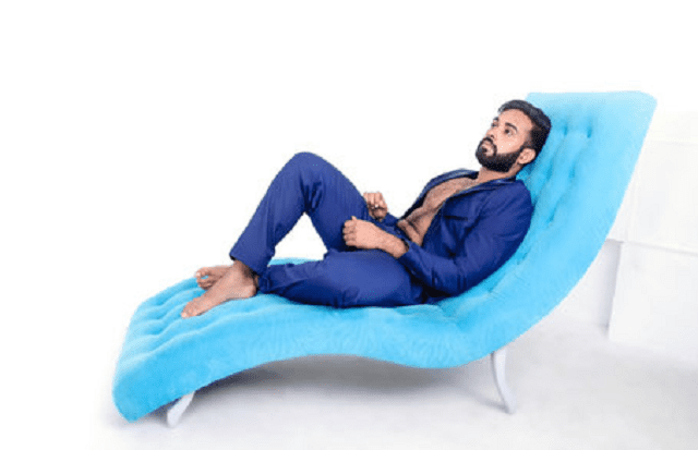  un homme fait une sieste sur un fauteuil tantra