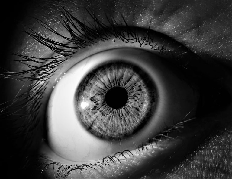 Comment reconnaître et traiter la kératite herpétique, une forme d’infection oculaire ?